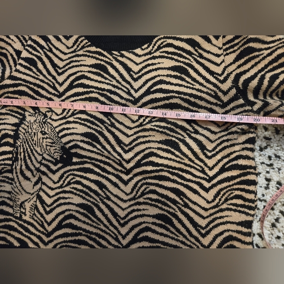 Banana Republic Zebra Sweater. Warm, Cozy, Fun sweater. Size S/P. Black & Tan - Picture 6 of 8